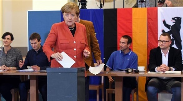 المستشارة الألمانية أنجيلا ميركل تدلي بصوتها في انتخابات سابقة (أرشيف)