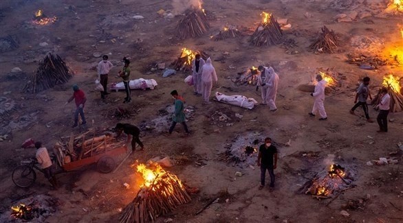 هنود يحرقون اقاربهم المتوفين بكورونا (أرشيف)
