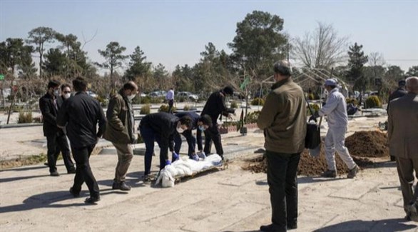 إيرانيون في مقبرة يستعدون لدفن أحد ضحايا كورونا (أرشيف)