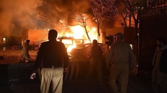 عناصر من الشرطة الباكستانية في موقع التفجير (تويتر)