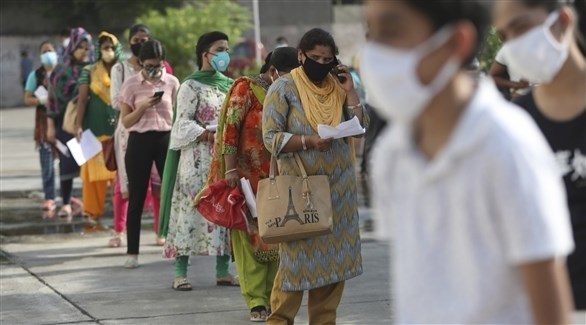 مواطنون في الهند أمام نقطة لتوزيع لقاحات مضادة لكورونا (أرشيف)