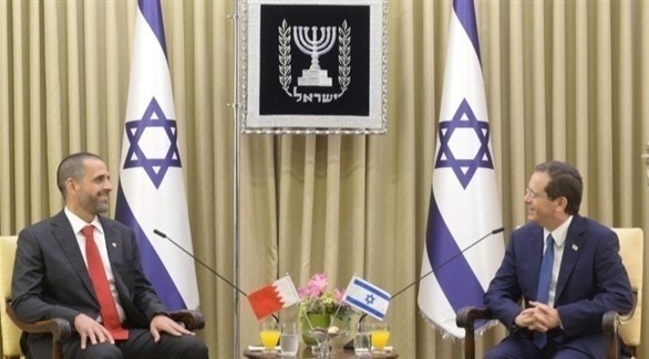 الرئيس الإسرائيلي إسحاق هرتسوغ والسفير البحريني يوسف الجلاهمة (بنا)