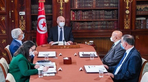 الرئيس التونسي قيس سعيّد مجتمعاً بأساتذة في القانون الدستوري (الرئاسة التونسية)