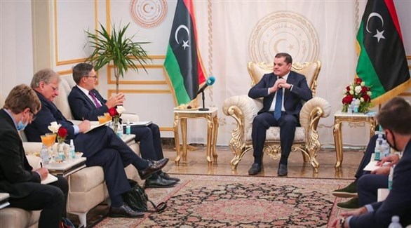 المستشار الأمريكي ديريك شوليت ورئيس حكومة الوحدة الليبية عبد الحميد الدبيبة (الوسط)