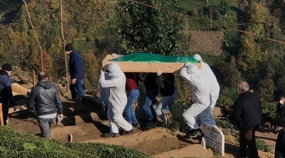 عمال مقبرة تركية ينقلون أحد ضحايا كورونا لدفنه (أرشيف)