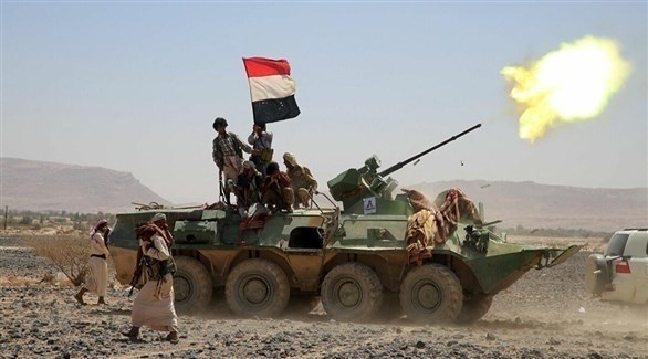مجندون يمنيون فوق مجنزرة تقصف هدفاً حوثياً (أرشيف)