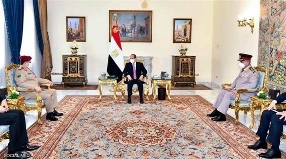 السيسي مستقبلا وزير الدفاع اليمني محمد المقدشي (تويتر)