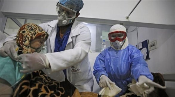 طبيب يرعى مصاباً بكورونا في اليمن (أرشيف)