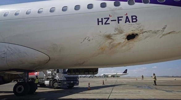 طائرة ركاب في مطار أبها بعد تضررها من الهجوم الحوثي على السعودية (أرشيف)