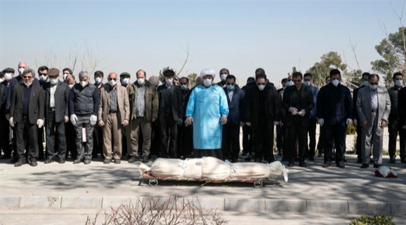 إيرانيون يصلون الجنازة على أحد ضحايا كورونا (أرشيف)