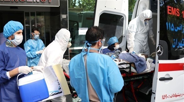 فريق طبي ينقل مصاباً إيرانياً بكورونا للمستشفى (أرشيف) 