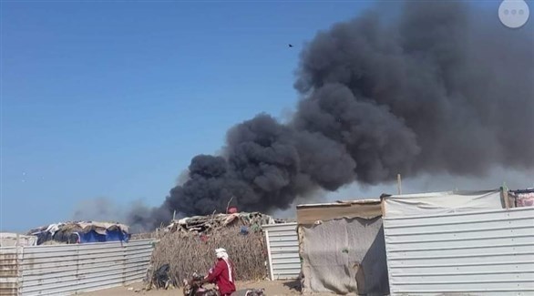 الدخان المتصاعد من مخيم النازحين في الحديدة (تويتر)