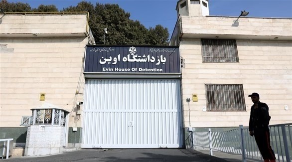 حارس أمام بوابة سجن إيفين في طهران (أرشيف)