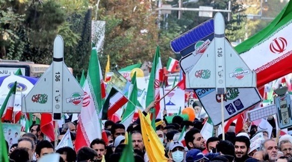تظاهرة لمناصري النظام الإيراني أمام مقر السفارة الأمريكية السابقة في طهران (أ ف ب)