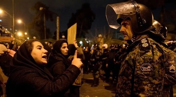 امرأة تواجه عناصر الشرطة في إحدى التظاهرات (أرشيف)