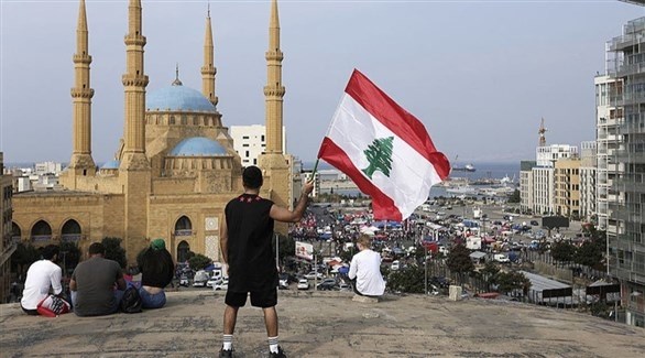 شخص يحمل العلم اللبناني وسط تظاهرة في بيروت (أرشيف)