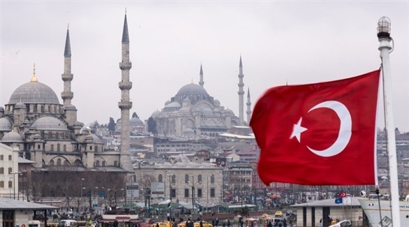 العلم التركي أمام مدينة إسطنبول (أرشيف)