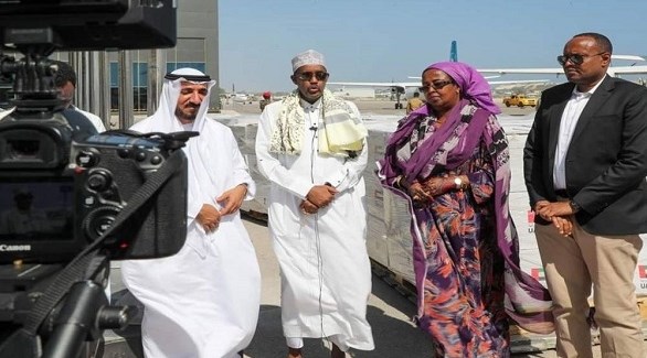 رئيس الوزراء الصومالي محمد حسين روبلي في الوسط اليوم بمطار مقديشو (تويتر)