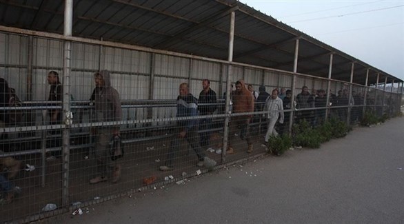 عمال فلسطينيون خلال مرورهم عبر معبر بيت حانون لدخول إسرائيل (أرشيف)