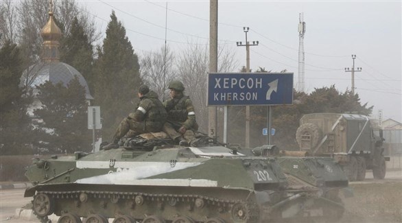 جنديان فوق دبابة روسية في أوكرانيا (أرشيف)