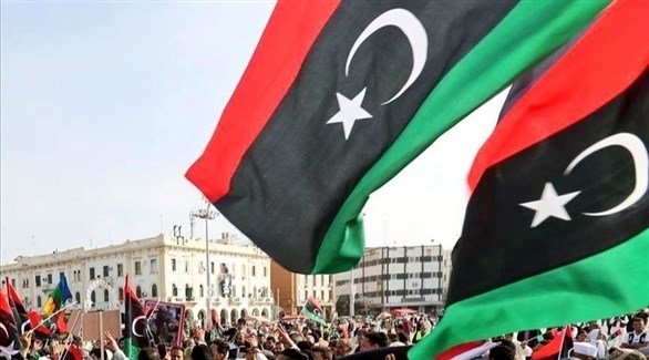 متظاهرون يرفعون الأعلام الليبية (أرشيف)