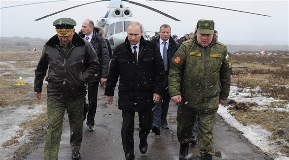 الرئيس الروسي فلاديمير بوتين بين عدد من قادة الجيش (أرشيف)