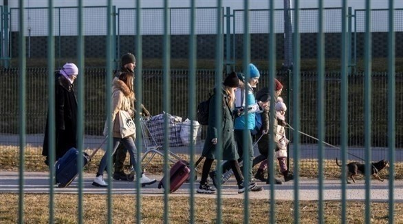 لاجئون على الحدود الأوكرانية-البولندية.(أف ب)