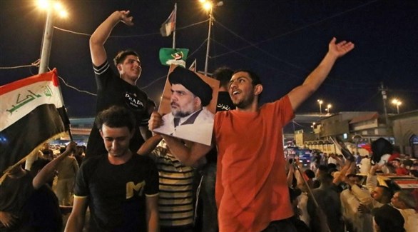 مؤيديون لزعيم التيار الصدري يرفعون صورة مقتدى الصدر في بغداد (أرشيف)