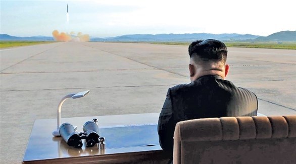 كيم جونغ أون يراقب إطلاق صاروخ باليستي (أرشيف)