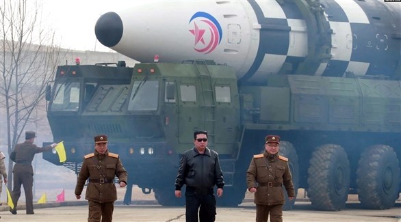 زعيم كوريا الشمالية يمشي أمام أحد الصواريخ (وكالة كوريا الشمالية للأنباء)