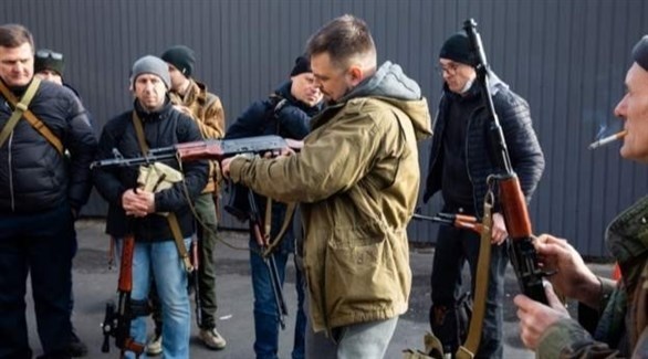 أوكرانيون يتدربون على استخدام السلاح في كييف (أرشيف)