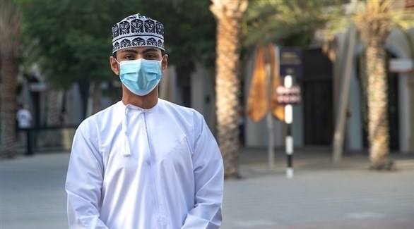 عماني مرتدياً الكمامة (أرشيف)