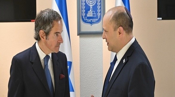 رئيس الوزراء الإسرائيلي نفتالي بينيت والمدير العام لوكالة الطاقة الذرية رافائيل غروسي (تويتر)