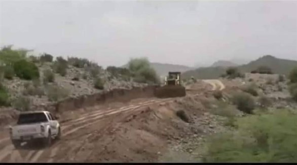 الطريق الترابية التي شقها الحوثي (عكاظ)