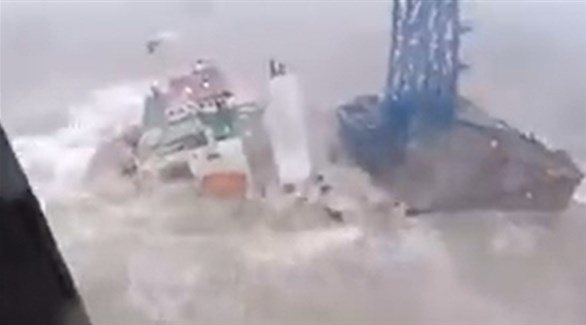 صورة متداولة لغرق السفينة الصينية (تويتر)