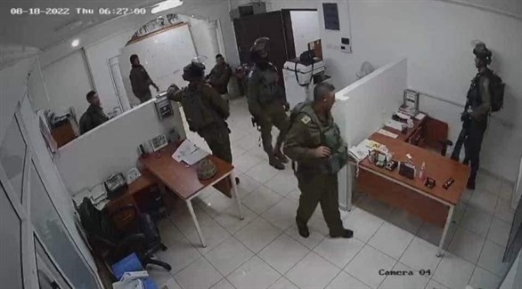 صورة بكاميرا مراقبة لاقتحام قوة إسرائيلية اليوم مؤسسة حقوقية فلسطينية في الضفة الغربية (تويتر)