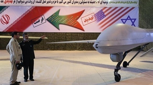 ضابطان إيرانيان أمام طائرة دون طيار (أرشيف)