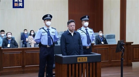 نائب وزير الأمن الصيني السابق سون لي جيون يستمع إلى حكم المحكمة (التلفزيون الرسمي)