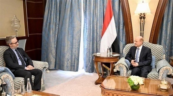 رئيس مجلس القيادة الرئاسي في اليمن رشاد العليمي والمبعوث الأممي هانس غروندبرغ (أرشيف)