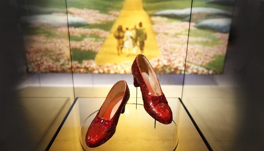 الحذاء الأحمر الشهير 