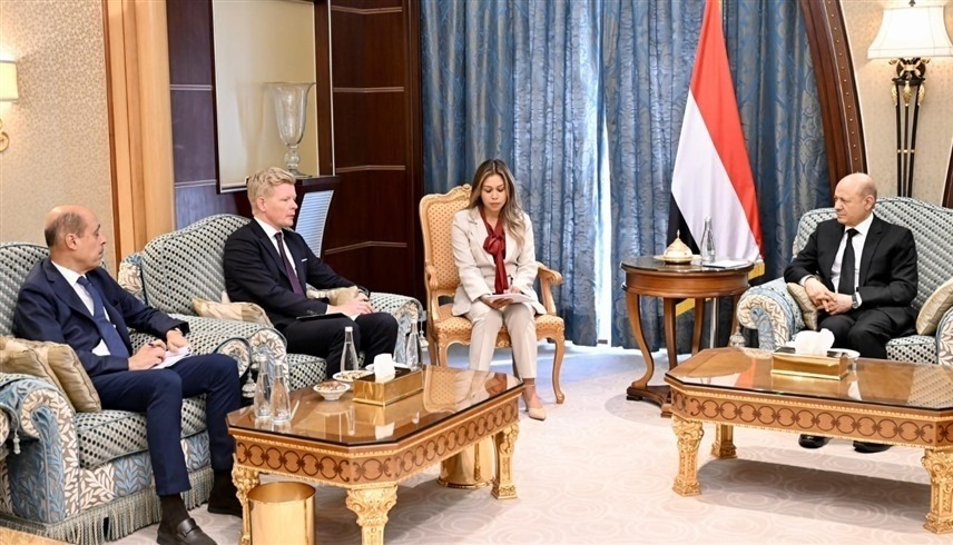 جانب من اجتماع المبعوث الأممي ورئيس مجلس القيادة الرئاسي اليمني في الرياض (إكس)