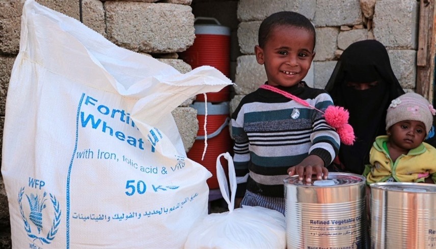 أسرة يمنية تحصل على مساعدات من برنامج الغذاء العالمي (أرشيف)
