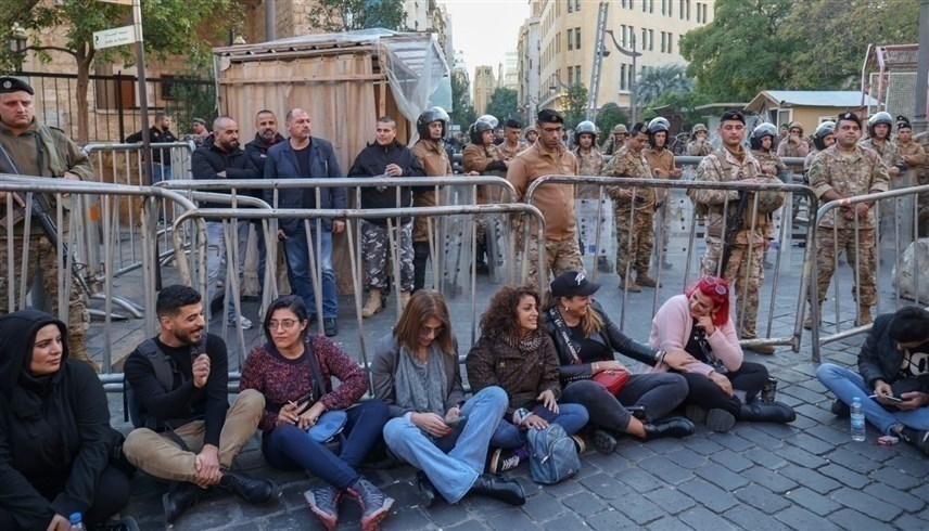 متظاهرون لبنانيون يتجمعون بالقرب من الشارع المؤدي إلى مبنى البرلمان في بيروت(أ ف ب)