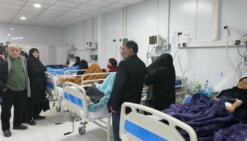 طالبات داخل أحد المستشفيات في إيران إثر إصابتهن بالتسمم (تويتر)