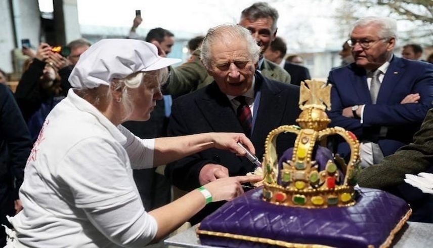 الملك تشارلز أثناء تذوق الكعكة في ألمانيا (موقع غلوستر شاير لايف)