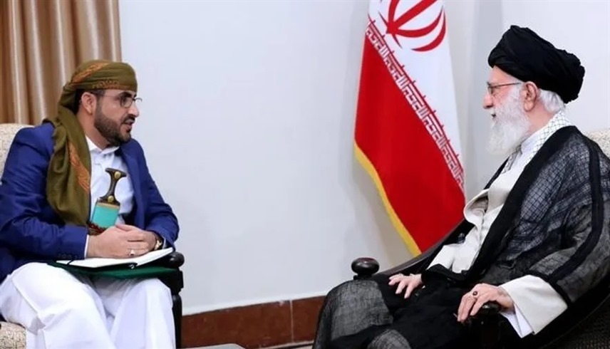 قيادي حوثي خلال لقاء سابق مع مرشد النظام الإيراني علي خامنئي (أرشيف)