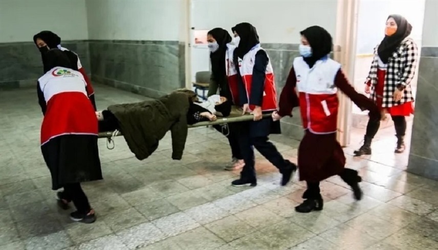 إسعاف طالبة من إحدى مدارس إيران (تويتر)