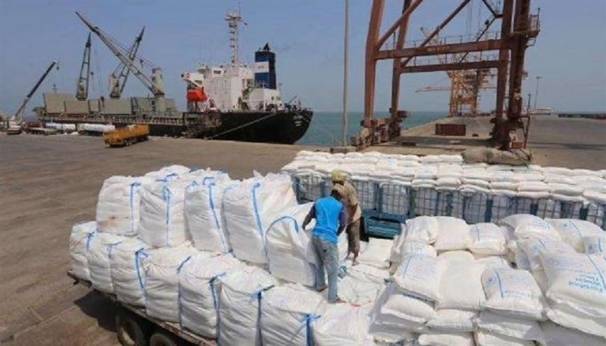 تفريغ شحنات مساعدات غذائية في ميناء الحديدة اليمني (أرشيف)