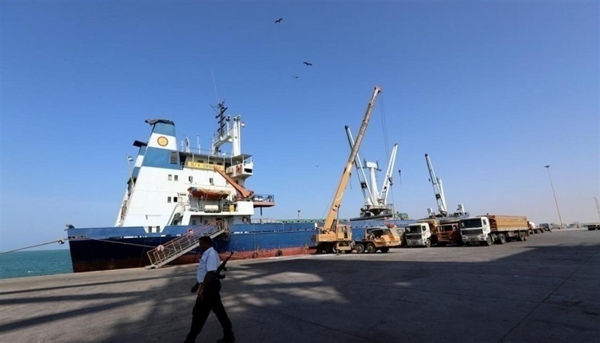 سفينة بحرية في ميناء الحديدة اليمني (رويترز)