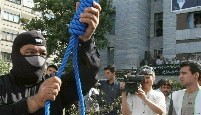 جلاد إيراني يجهز حبل مشنقة (أرشيف)